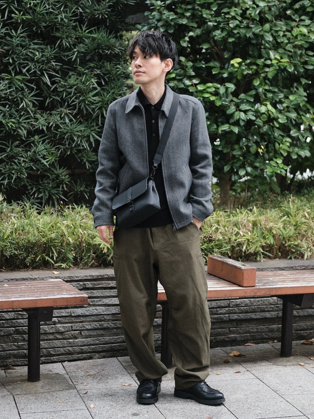 「UNIQLO、ユニクロコーデ、ユニクロ、ニット、レイヤードスタイル、古着MIX、日常に魔法を、秋コーデ、冬コーデ、ブルゾン、きれいめカジュアル、大人カジュアル、低身長、30代コーデ、40代ファッション」｜「GASTON LUGAのGASTON LUGA/ガストンルーガ/SPLASH CROSSBODY BAG（ショルダーバッグ、ブラック系）」を使った、ゆっきーさん（骨格ウェーブ・メンズ・165cm）の秋コーディネートの1枚目の写真