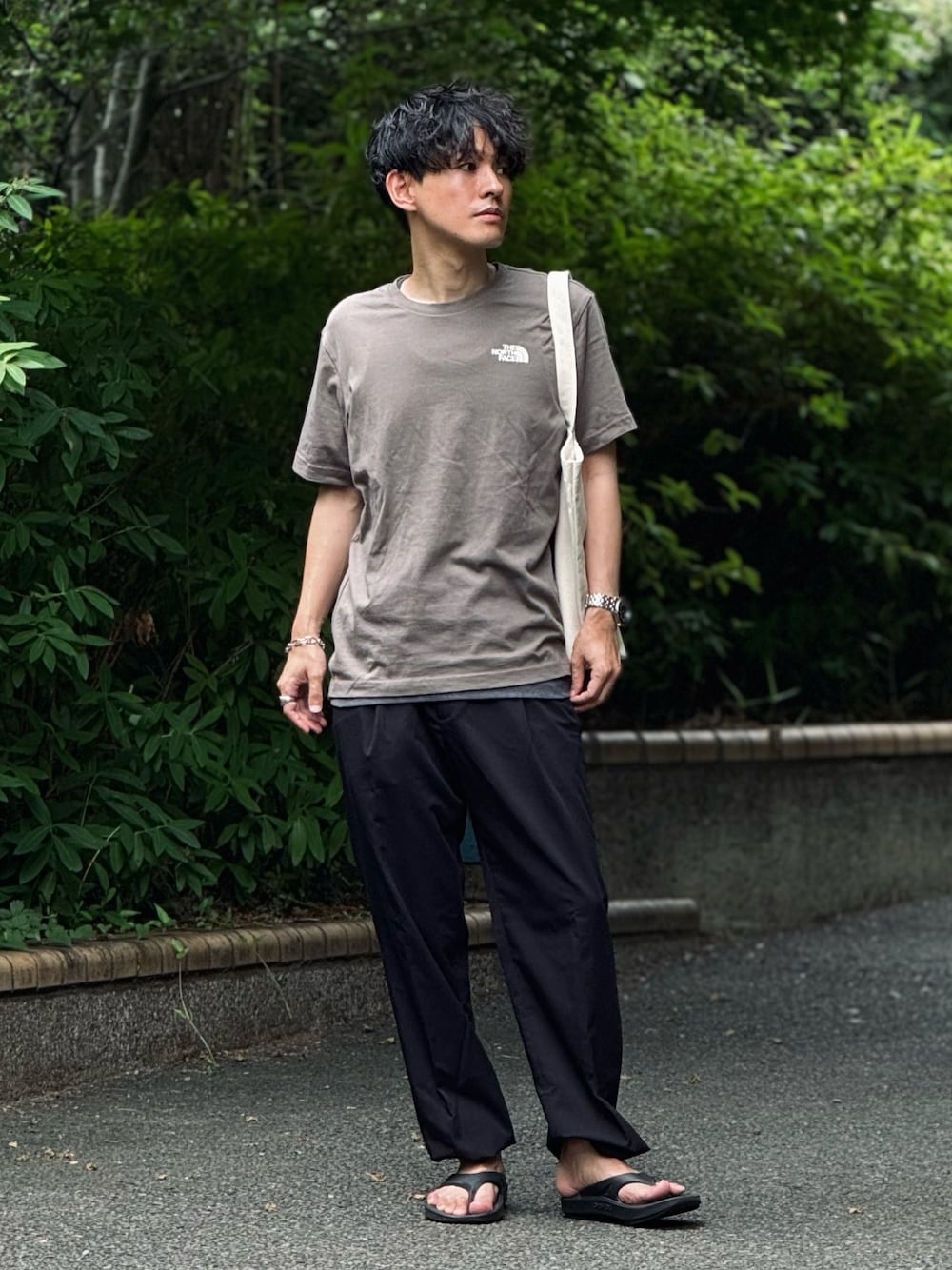 「ロゴT、THE NORTH FACE、ノースフェイス、レイヤードスタイル、トートバッグ、スラックス、サンダル、シンプルコーデ、休日スタイル、大人カジュアル、WEARyouthコーデ、30代コーデ、40代ファッション、低身長、夏コーデ」｜「THE NORTH FACEの【THE NORTH FACE(ザ・ノースフェイス)】ワンポイント 半袖Tシャツ BASIC COTTON S/S R/TEE（Tシャツ/カットソー、グリーン系）」を使った、ゆっきーさん（骨格ウェーブ・メンズ・165cm）の夏コーディネートの1枚目の写真