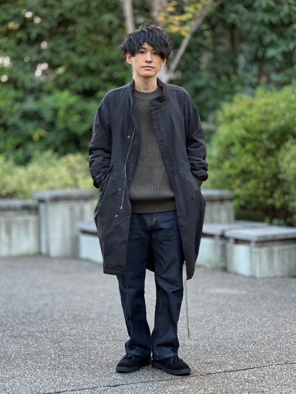 「デニム、ニット、モッズコート、シンプルコーデ、低身長、きれいめカジュアル、大人カジュアル、ブーツ、clarks、秋コーデ、冬コーデ、秋冬コーデ、お出かけコーデ、休日スタイル、ファッションを楽しもう」｜「ARMY TWILLの【ARMY TWILL×JS / アーミーツイル】別注 FISH TAIL COAT（モッズコート、ブラック系）」を使った、ゆっきーさん（骨格ウェーブ・メンズ・165cm）の秋コーディネートの1枚目の写真