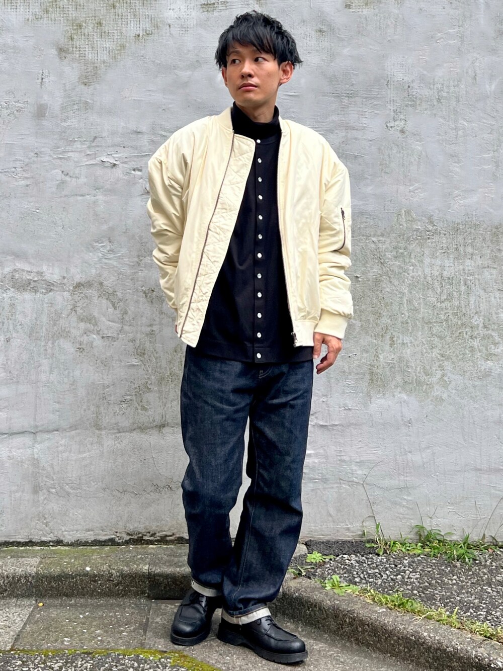 「大人カジュアル、gloster、agnes b.、MA-1、カーディガン、デニム、シンプルコーデ、厚底シューズ、秋ルック紹介するよ、秋コーデ、低身長、きれいめカジュアル、ブルゾン、プチプラ、レイヤードスタイル」｜「GLOSTERの【GLOSTER/グロスター】MA-1 FLIGHT JACKET フライトジャケット ミリタリー（ブルゾン、ホワイト系）」を使った、ゆっきーさん（骨格ウェーブ・メンズ・165cm）の秋コーディネートの1枚目の写真