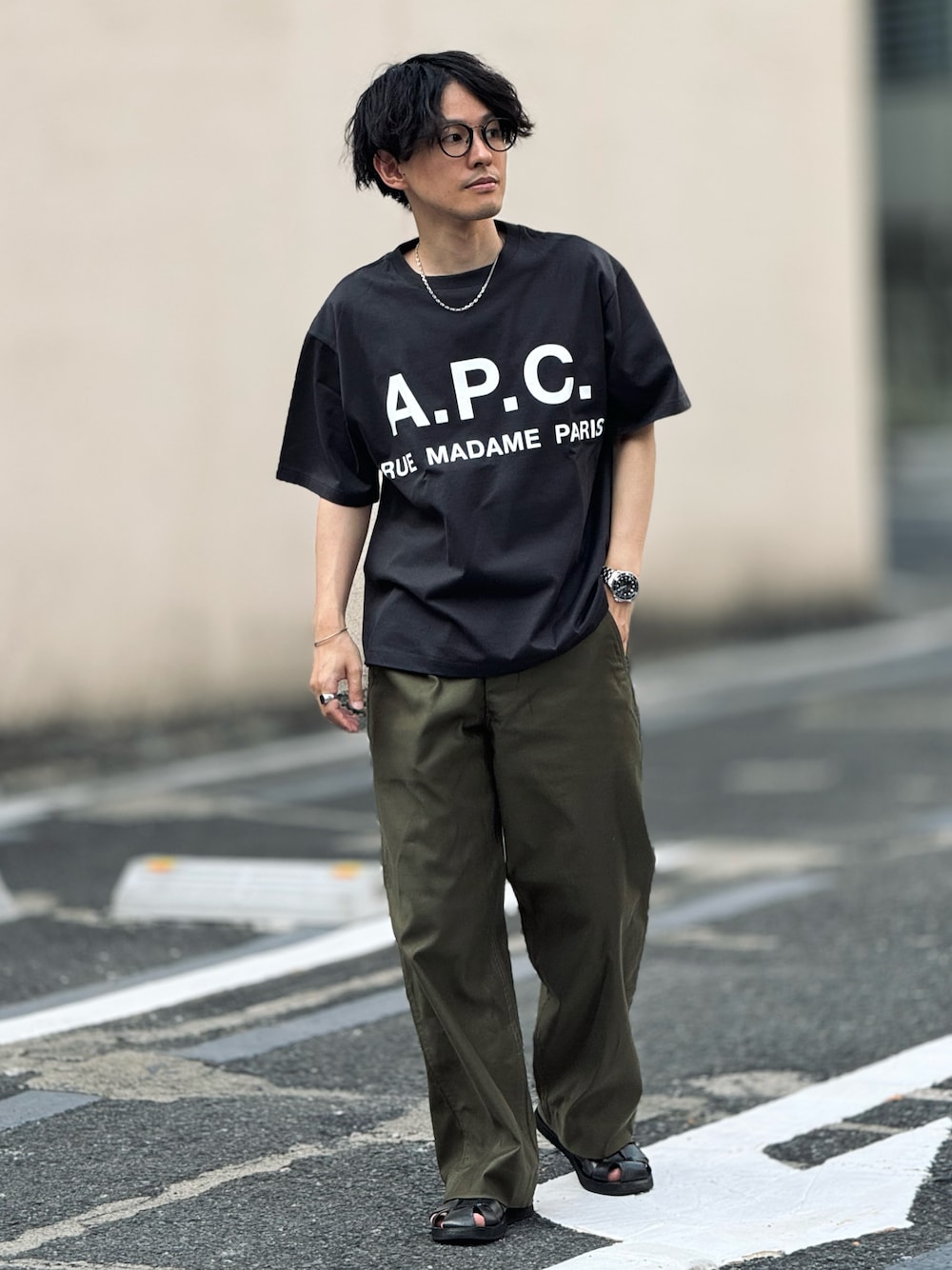 「夏コーデ、シンプルコーデ、ロゴT、APC、CIOTA、大人カジュアル、きれいめカジュアル、低身長、低身長コーデ、チノパン、デートコーデ、メガネ男子、グルカサンダル、サンダル、夏だ！Tシャツ着よう！」｜「A.P.C.の【A.P.C. / アーペーセー】別注 オーバーサイズ ロゴプリント Tシャツ（Tシャツ/カットソー、グレー系）」を使った、ゆっきーさん（骨格ウェーブ・メンズ・165cm）の夏コーディネートの1枚目の写真