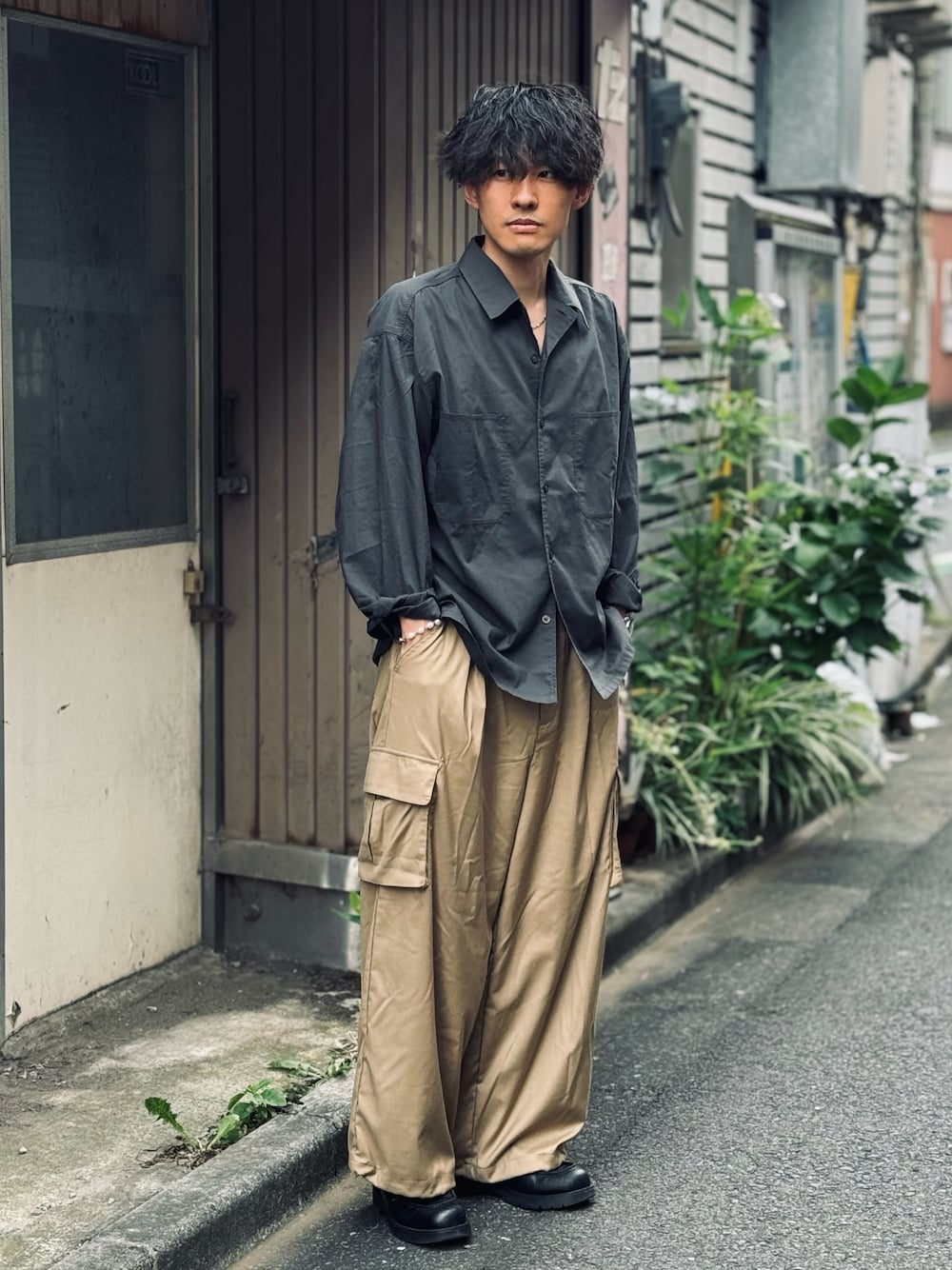 「休日コーデ、初夏コーデ、夏コーデ、カーゴパンツ、オープンカラーシャツ、開襟シャツ、プチプラ、プチプラコーデ、シンプルコーデ、きれいめカジュアル、大人カジュアル、低身長コーデ、低身長、休日スタイル、シャツスタイル」｜「SENSE OF PLACE by URBAN RESEARCHの『セットアップ対応』 ワイドカーゴパンツ（カーゴパンツ、ベージュ系）」を使った、ゆっきーさん（骨格ウェーブ・メンズ・165cm）の夏コーディネートの1枚目の写真