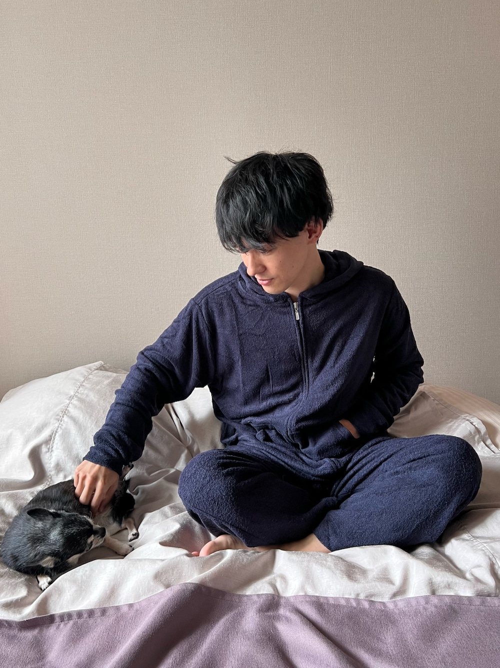 「sleeping.com、ルームウェア、スリーピングドットコム、パジャマ、休日スタイル、愛犬、チワワ、カップルコーデ、パーカー、シンプルコーデ、おうちファッション、おうち時間、リラックススタイル、リラックス」｜「sleeping.comのオリジナルの香り付き素材 メンズ・ゆるふわダブルパイルカットソージップアップパーカー（ルームウェア/パジャマ、ブルー系）」を使った、ゆっきーさん（骨格ウェーブ・メンズ・165cm）の冬コーディネートの1枚目の写真