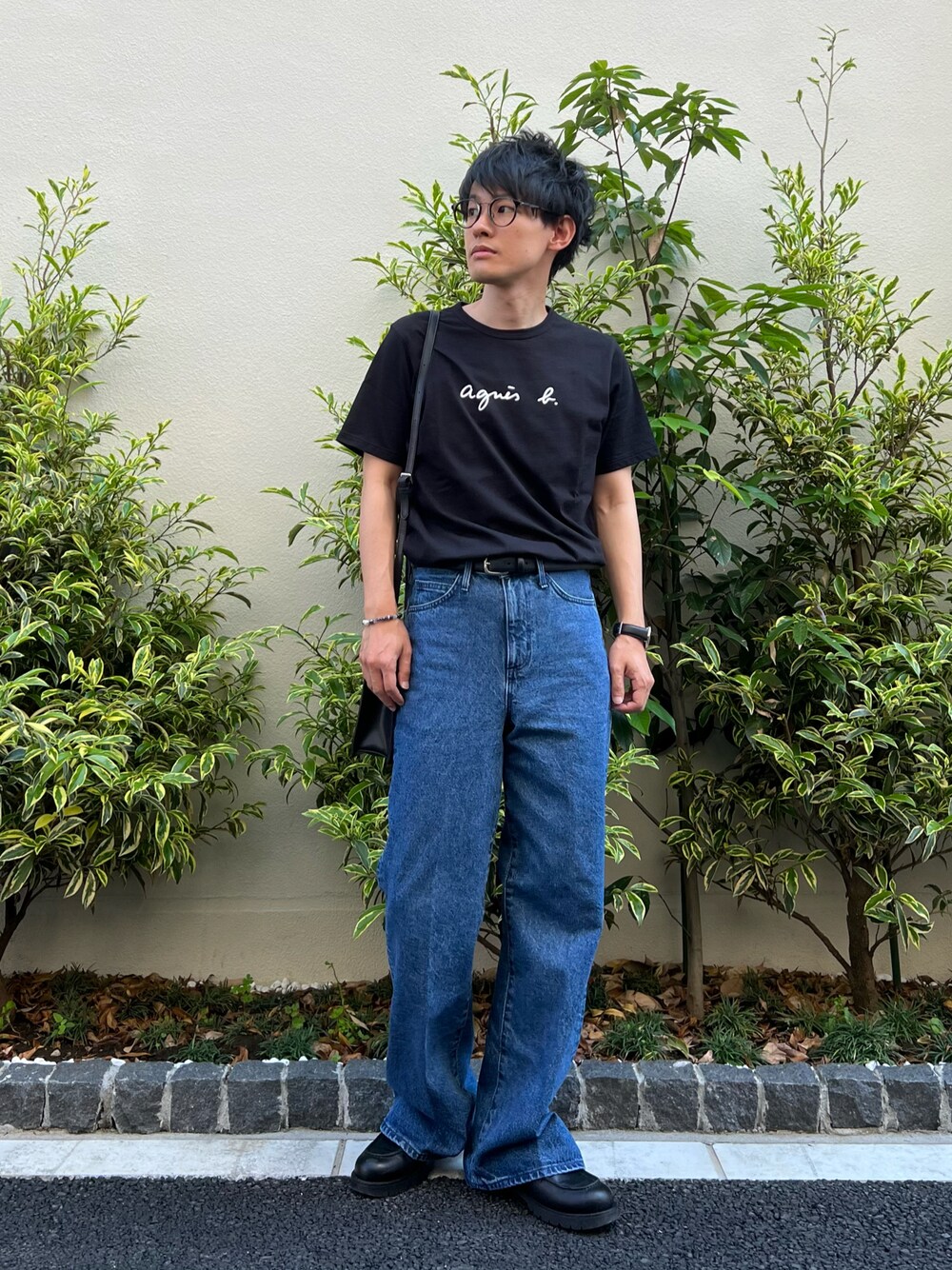 「タックイン、ロゴT、夏コーデ、ショルダーバッグ、ミニバッグ、フレアパンツ、フレアデニム、革靴、厚底シューズ、モード、大人カジュアル、90'sスタイル、agnes b.、EDWIN、シンプルコーデ」｜「EDWINの【ZOZO限定商品】メイドインジャパン フレアデニムパンツ FLARE BOOTCUT ブーツカット センタープレス（デニムパンツ、ブルー系）」を使った、ゆっきーさん（メンズ・165cm）の春コーディネートの1枚目の写真