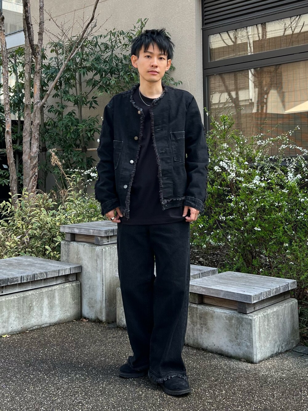 「オールブラック、ブラック、デニム、デニムパンツ、デニムジャケット、フレアデニム、モード、モードストリート、モノトーン、フレアパンツ、ブーツ、ロンT、レイヤードスタイル、プチプラ、セットアップ」｜「EDWINの【ZOZO限定】　Nocty×EDWINコラボ　デニムフリンジジャケット（デニムジャケット、ブラック系）」を使った、ゆっきーさん（メンズ・165cm）の春コーディネートの1枚目の写真