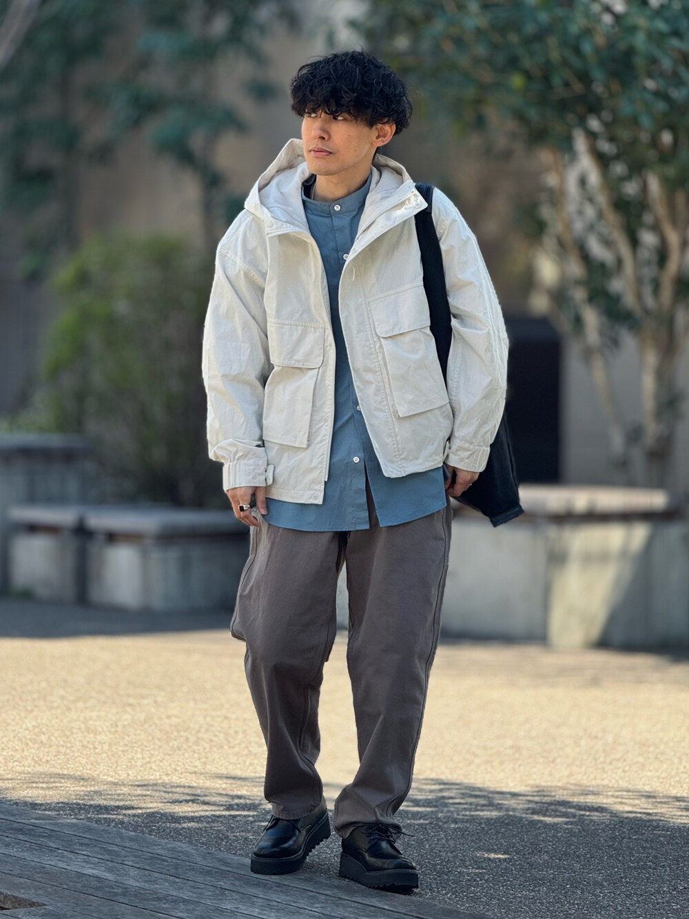 「春のおしゃ見えテクニック、春コーデ、春カラー、春アウター、お出かけコーデ、シンプルコーデ、きれいめカジュアル、デニム、シャツスタイル、ブルゾン、ジャケットスタイル、カラーパンツ、低身長、シンプル、プチプラ」｜「Starting Overのブロードビッグ無地ストライプ バンドカラーシャツ/レディース メンズ（シャツ/ブラウス、ブルー系）」を使った、ゆっきーさん（骨格ウェーブ・メンズ・165cm）の春コーディネートの1枚目の写真