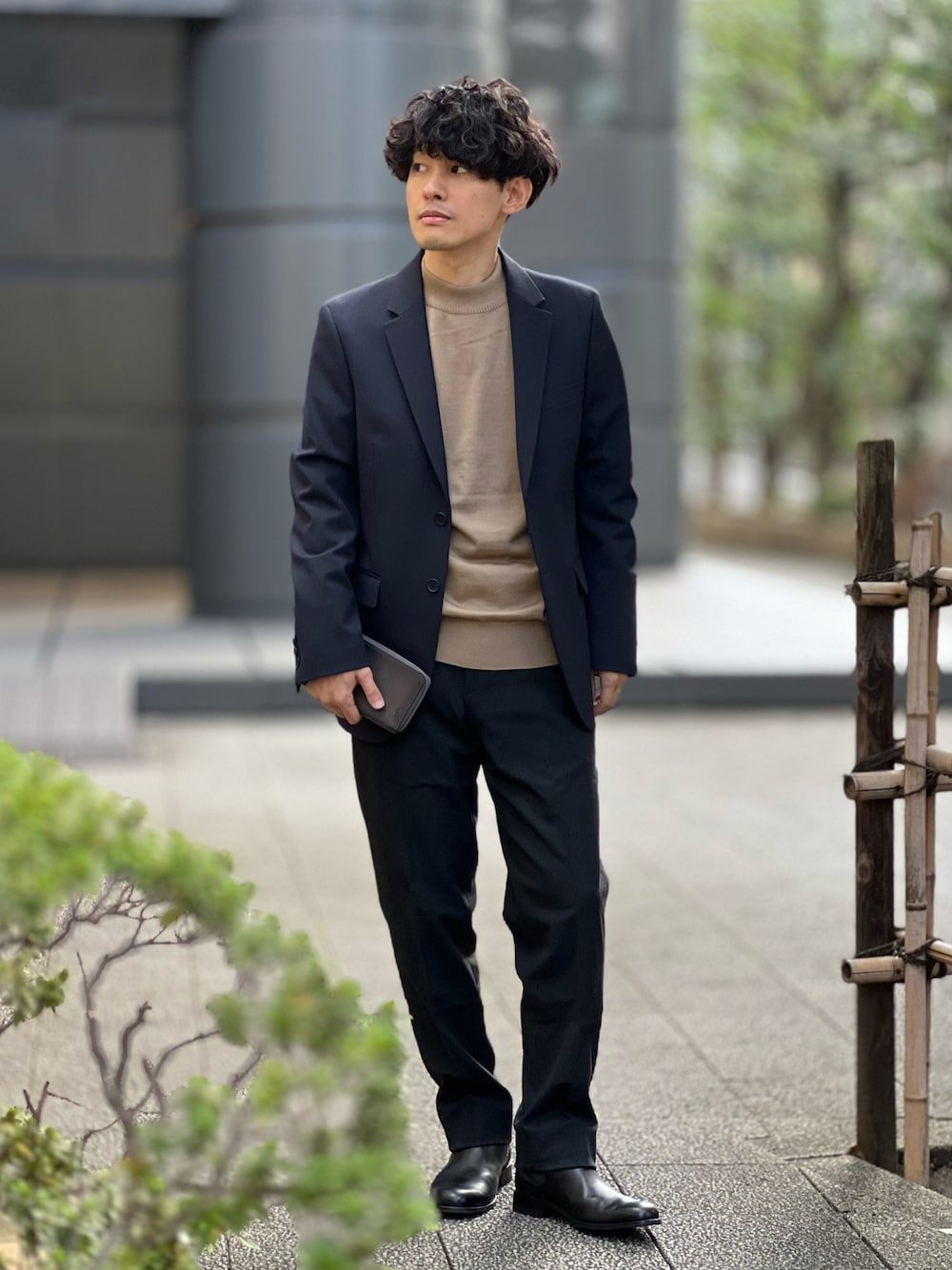 「ファッションを楽しもう、オフィスカジュアル、オフィススタイル、ナノユニバース、PLST、ブーツ、セットアップ、ジャケット、ジャケットスタイル、タートルネック、モックネック、冬コーデ、秋冬コーデ、clarks、スラックス」｜「POLO RALPH LAURENのバーニッシュレザー　ジップ　アラウンド　ロングウォレット（財布、ブラック系）」を使った、ゆっきーさん（骨格ウェーブ・メンズ・165cm）の秋コーディネートの1枚目の写真