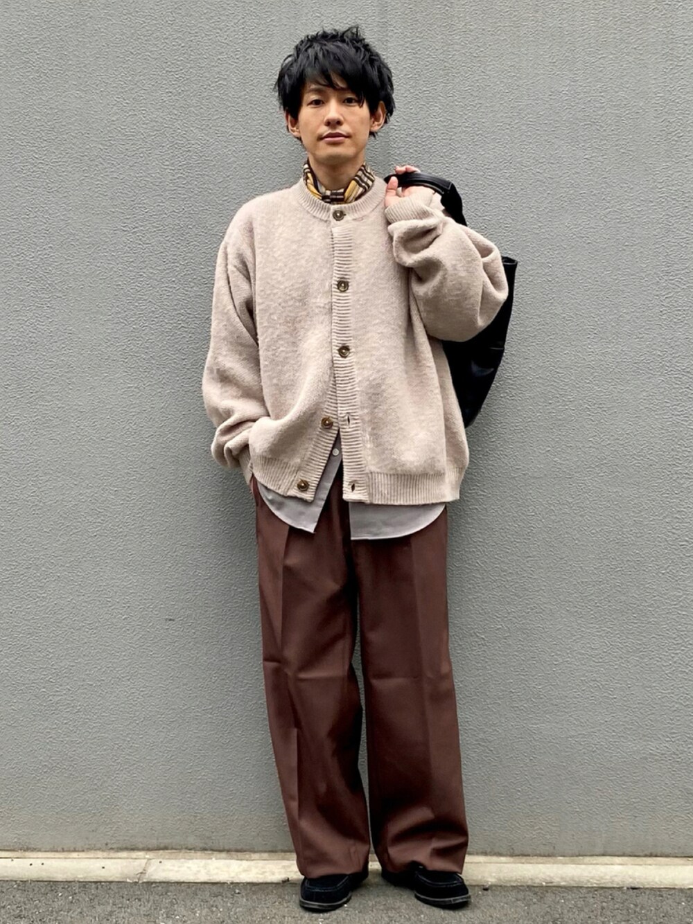 「チェック、ニット、ベージュ、ローファー、レイヤードスタイル、スカーフ、休日スタイル、革靴、プチプラ、きれいめカジュアル、低身長、30代、秋コーデ、EMMA  CLOTHES、ラテカラー」｜「EMMA CLOTHESのシャギーニットWジャガード編みラウンドネック ドロップショルダールーズニットカーディガン EMMA CLOTHES 2021AW（カーディガン/ボレロ、ベージュ系）」を使った、ゆっきーさん（メンズ・165cm）の秋コーディネートの1枚目の写真