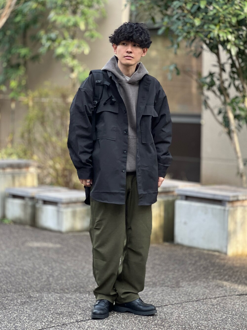 「似合うラボに行こう、LOS ANGELES APPAREL、シンプルコーデ、レイヤードスタイル、春服みてみて、春コーデ、春アウター、カーゴパンツ、パーカー、シャツジャケット、バックパック、デートコーデ、スポーツミックス、プチプラ、ストリート」｜「LOS ANGELES APPARELのピグメントダイプルパーカー（パーカー、ブラウン系）」を使った、ゆっきーさん（骨格ウェーブ・メンズ・165cm）の春コーディネートの1枚目の写真