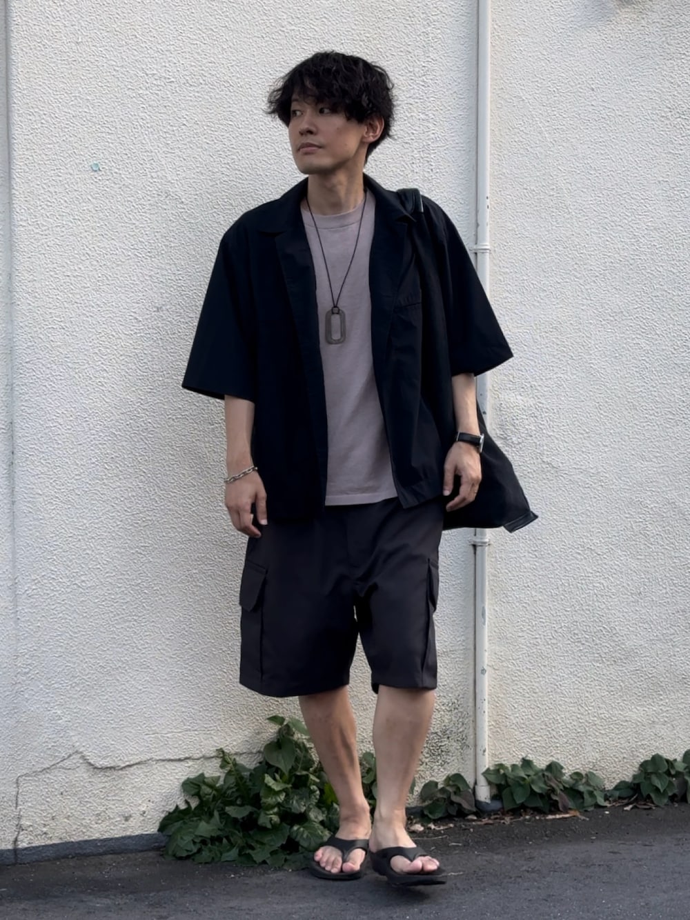 「夏コーデ、ショートパンツ、ハーフパンツ、サンダル、きれいめカジュアル、大人カジュアル、30代コーデ、30代、40代ファッション、40代、低身長、低身長コーデ、休日スタイル、シンプル、シンプルコーデ」｜「Adawat'n Tuaregの【Adawat’n Tuareg / アダワット トゥアレグ】Zezi ネックレス（ネックレス、シルバー系）」を使った、ゆっきーさん（骨格ウェーブ・メンズ・165cm）の夏コーディネートの1枚目の写真