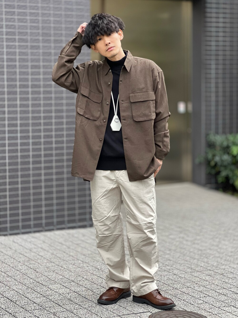 「大人カジュアル、シャツジャケット、シャツコーデ、春コーデ、きれいめカジュアル、キレイめ、カーゴパンツ、プチプラ、ニット、シンプルコーデ、デートコーデ、ブラウンコーデ、チョコ色に染まれ、スポーツミックス、春色」｜「London Shoe MakeのWEB限定 本革 Uチップ レースアップ ドレスシューズ / London Shoe Make Oxford and Derby 9001（ドレスシューズ、ブラウン系）」を使った、ゆっきーさん（骨格ウェーブ・メンズ・165cm）の冬コーディネートの1枚目の写真