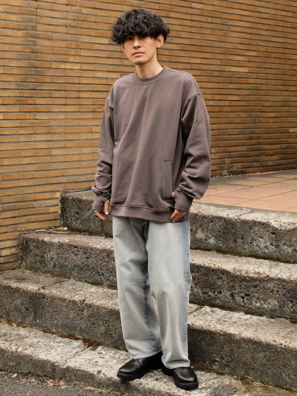 「RHYTHR、shiun、シンプルコーデ、デニム、スウェット、きれいめカジュアル、古着MIX、休日スタイル、マイベストコーデ2023、お出かけコーデ、30代コーデ、大人コーデ、40代ファッション、新星WEARISTAにエントリー、プチプラ」｜「RHYTHRのアイテム（スウェット、グレー系）」を使った、ゆっきーさん（骨格ウェーブ・メンズ・165cm）の冬コーディネートの1枚目の写真
