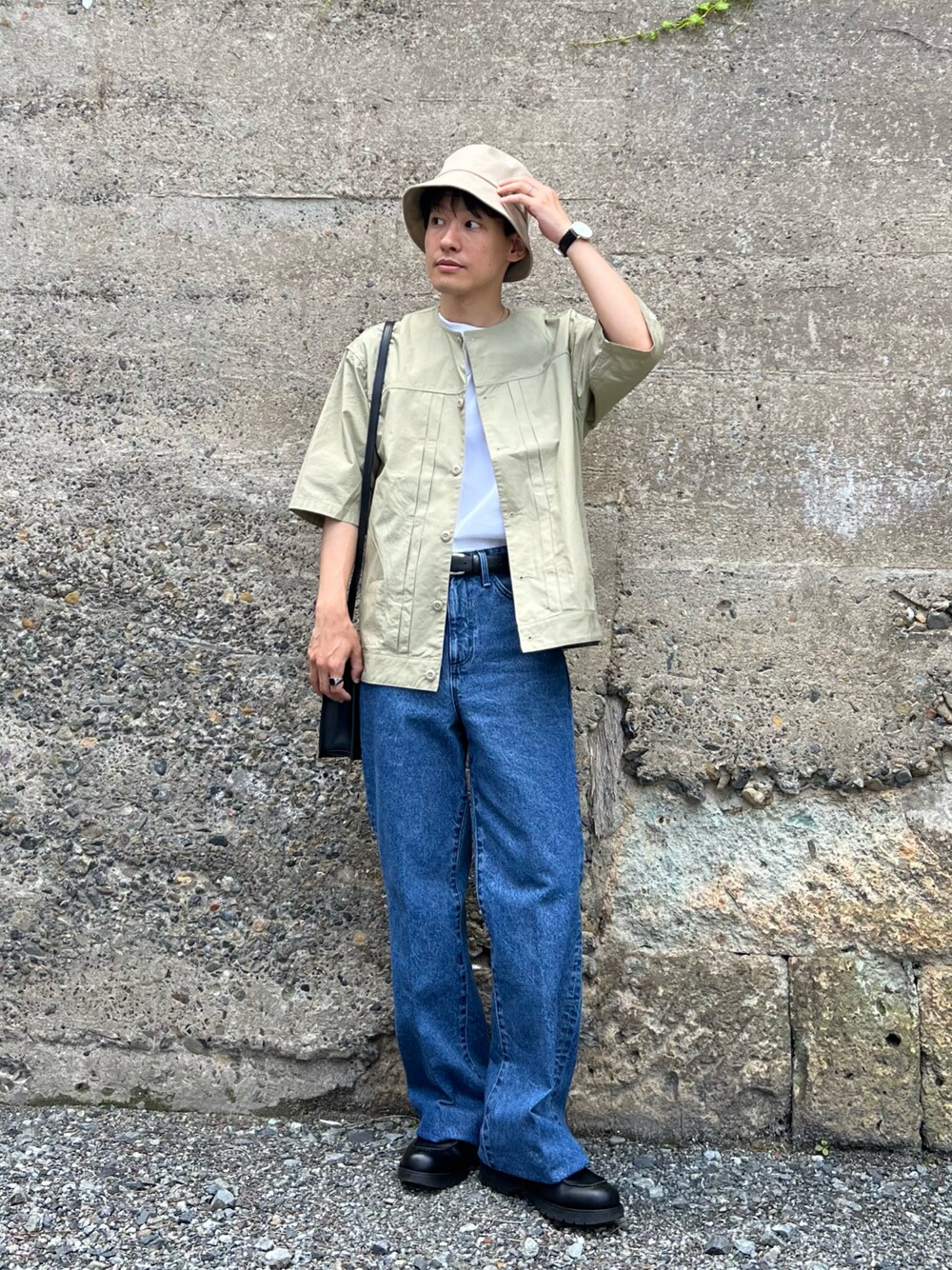 ベージュ系のシャツ/ブラウス、ブルー系のデニムパンツ、ブラック系のショルダーバッグを着用したメンズの夏コーディネートの1枚目の写真