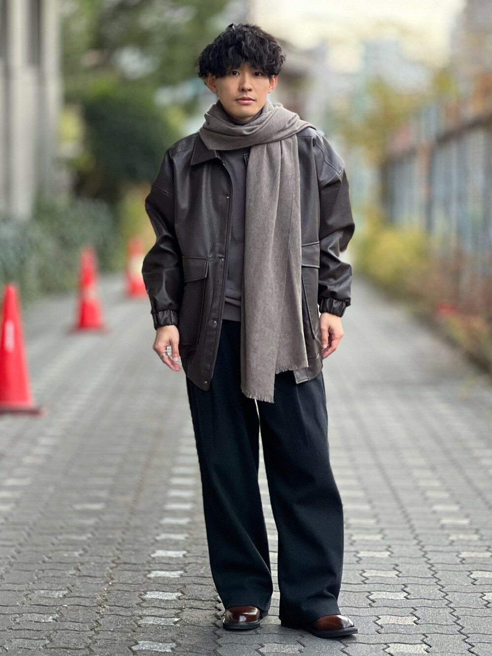 「レザー、大人カジュアル、シンプルコーデ、タートルネック、マフラー、きれいめカジュアル、お出かけコーデ、マイベストコーデ2023、プチプラ、ストリート、ローファー、ワイドパンツ、冬コーデ、低身長コーデ、今日のコスメと服」｜「ADMIX/ATELIER SAB MENのEXTRA シンセティックレザー / A-2タイプ フライトジャケット ミリタリーブルゾン（ミリタリージャケット、ブラウン系）」を使った、ゆっきーさん（骨格ウェーブ・メンズ・165cm）の冬コーディネートの1枚目の写真