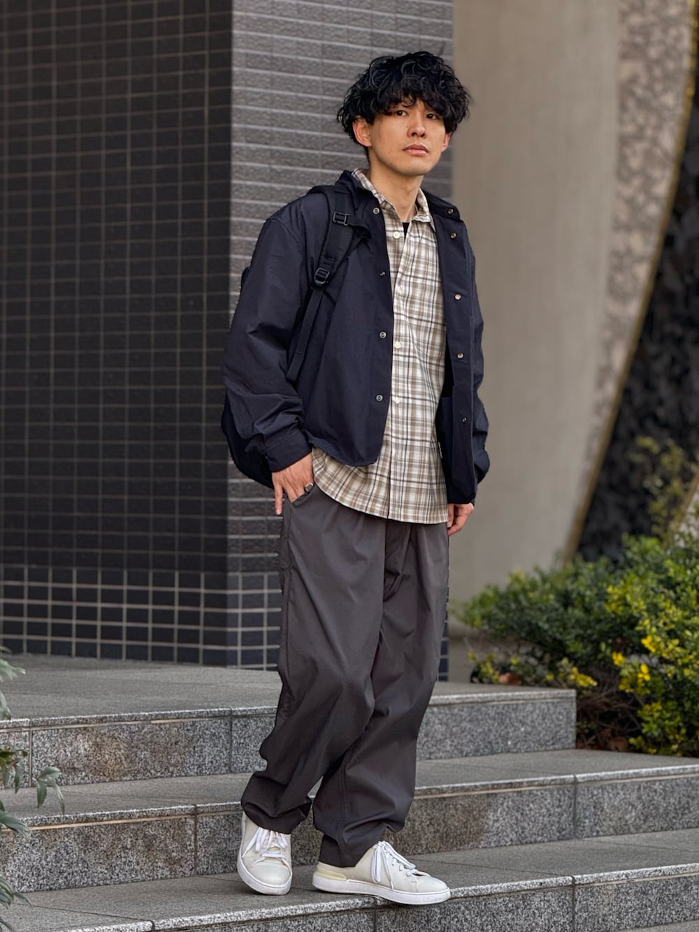 「春のおしゃ見えテクニック、春アウター、シャツアウター、きれいめカジュアル、meltum、スポーツミックス、レイヤードスタイル、レイヤード、シンプルコーデ、大人コーデ、スポーツmix、春コーデ、スニーカー、低身長、アウトドアスタイル」｜「meltumの【meltum/メルタム】WP CLIMBING TECH PANTS Sorona - WP クライミングテックパンツソロナ（その他パンツ、グレー系）」を使った、ゆっきーさん（骨格ウェーブ・メンズ・165cm）の春コーディネートの1枚目の写真