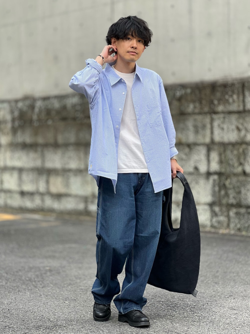 「春コーデ、シャツスタイル、デニム、ストライプシャツ、ストライプ、ストリート、大人カジュアル、シンプルコーデ、ペインターパンツ、プチプラ、トートバッグ、ビッグシルエット、休日スタイル、低身長、y2k」｜「EDWINの【ZOZO】【WEB限定】EDWIN STEPMARK オーバーサイズ ボックスシルエット　ビッグシャツ　長袖　　L/S（シャツ/ブラウス、その他）」を使った、ゆっきーさん（骨格ウェーブ・メンズ・165cm）の春コーディネートの1枚目の写真