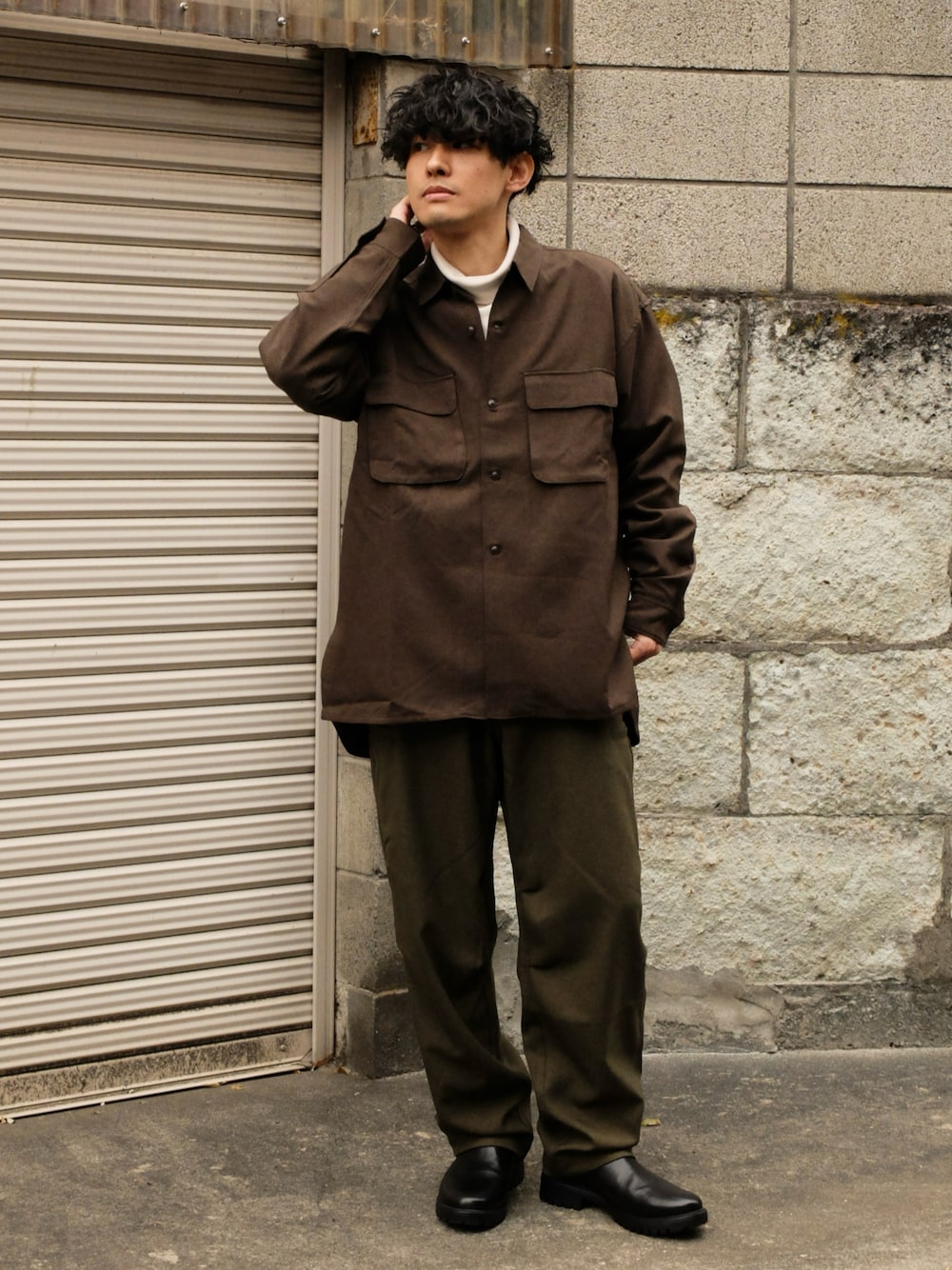「冬コーデ、低身長、シャツスタイル、レイヤードスタイル、ワークパンツ、カーゴパンツ、ブーツ、ミリタリー、休日スタイル、大人コーデ、古着MIX、アースカラー、今日のコスメと服、ストリート、シンプルコーデ」｜「RHYTHRのアイテム（シャツ/ブラウス、グリーン系）」を使った、ゆっきーさん（骨格ウェーブ・メンズ・165cm）の冬コーディネートの1枚目の写真