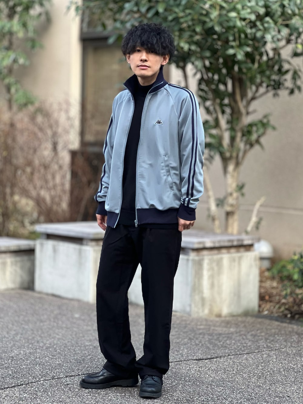 「confirm、コンファーム、きれいめカジュアル、レイヤードスタイル、ニット、ジャージ、プチプラ、シンプルコーデ、春色、休日スタイル、スラックス、スポーツミックス、春アウター、春コーデ、24ssトレンド」｜「Kappaの24SS 新色追加 【KAPPA】"WEB限定" 袖ラインジャージ / ベロア トラックジャケット ユニセックス（ジャージ、ブルー系）」を使った、ゆっきーさん（骨格ウェーブ・メンズ・165cm）の冬コーディネートの1枚目の写真