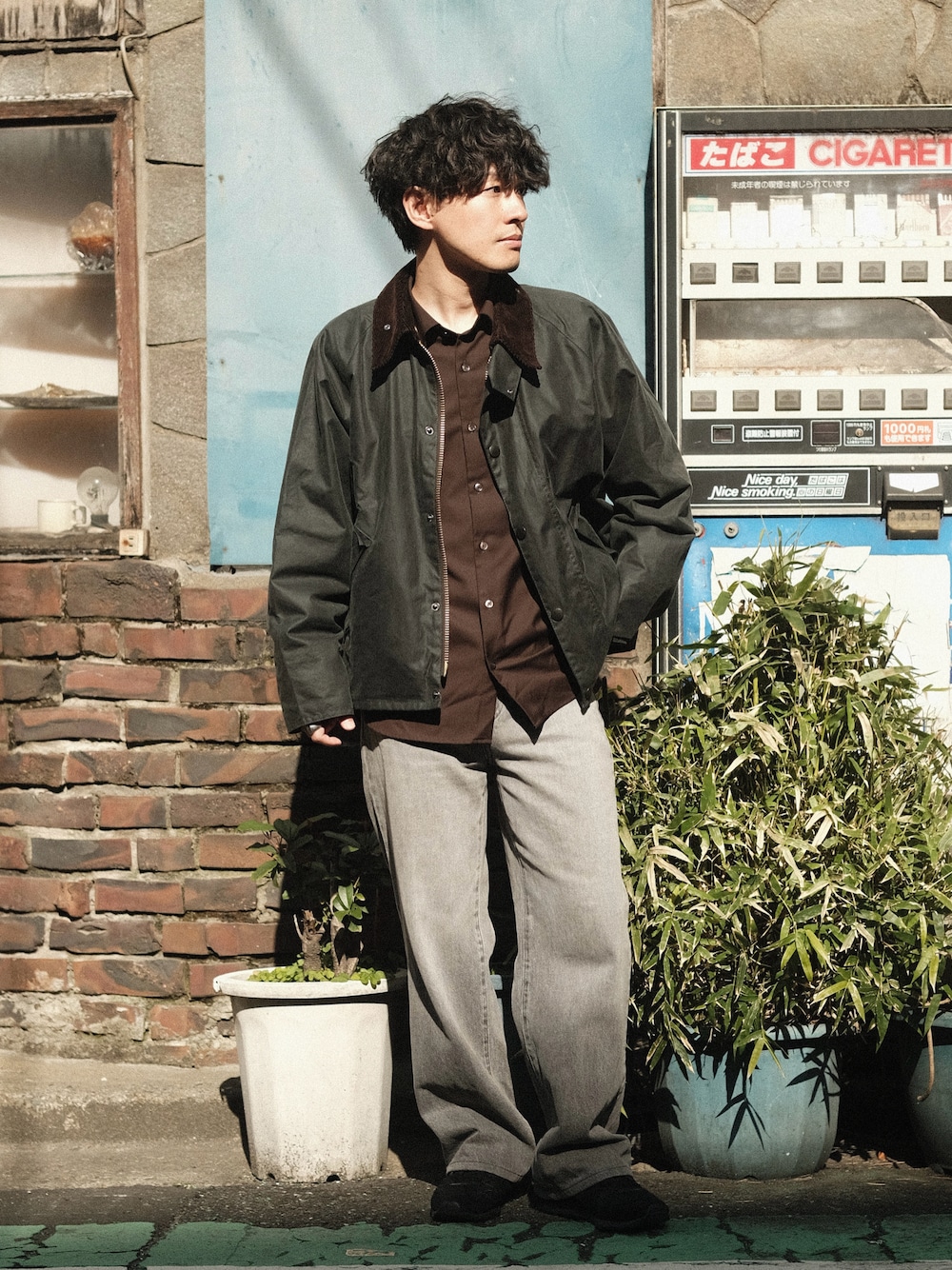「春めき満開コーデ、ジャケット、古着MIX、春コーデ、デニムコーデ、barbour、きれいめカジュアル、大人カジュアル、低身長、低身長コーデ、コーチジャケット、レイヤードスタイル、30代コーデ、30代、40代ファッション」｜「Barbourの【TRANSPORT / トランスポート】ワックス コットン ショート ブルゾン（ブルゾン、グリーン系）」を使った、ゆっきーさん（骨格ウェーブ・メンズ・165cm）の春コーディネートの1枚目の写真