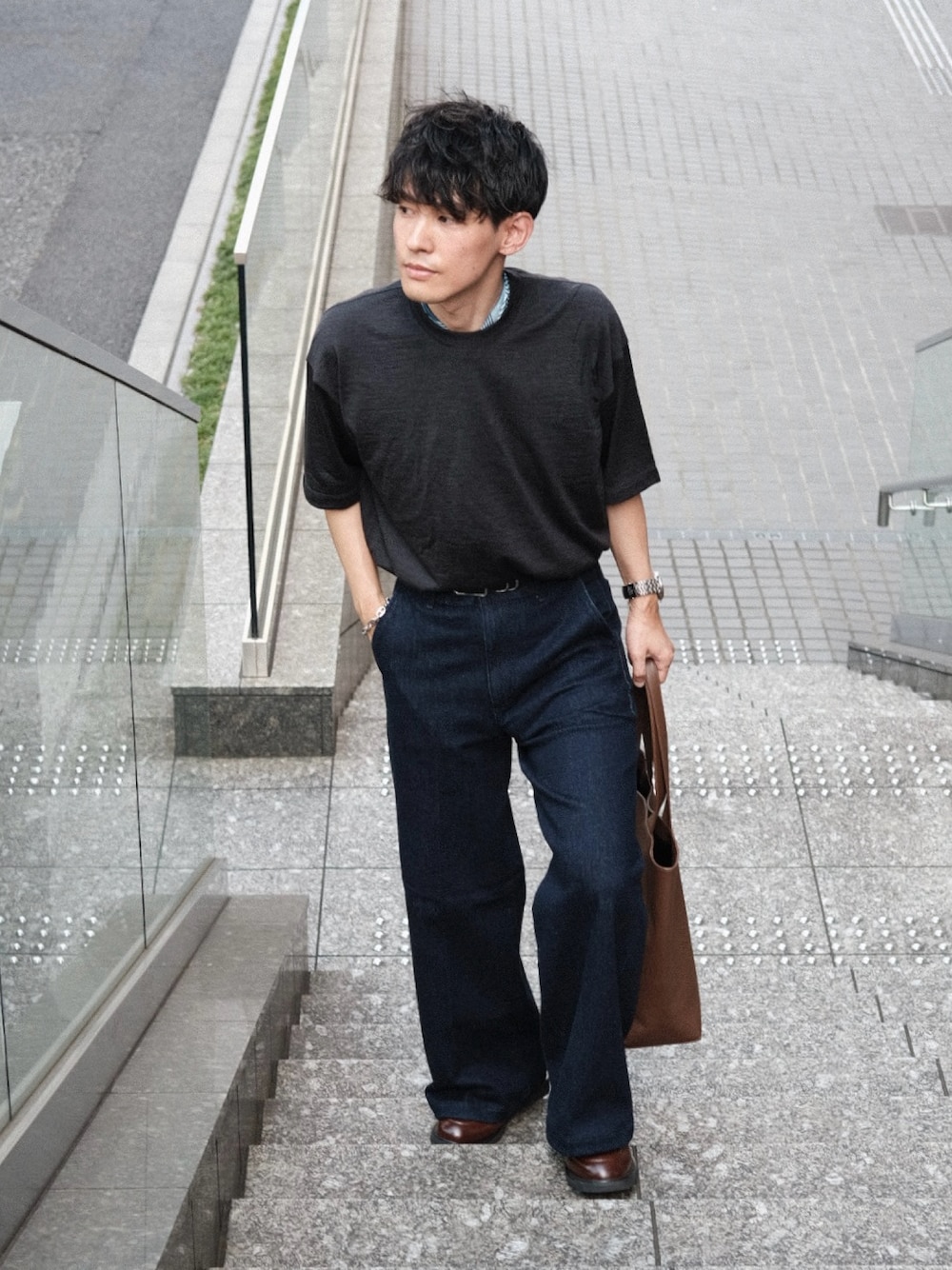 「スカーフ、スカーフアレンジ、スカーフスタイル、タックイン、Tシャツ、フレアパンツ、フレアデニム、デニム、休日スタイル、きれいめカジュアル、キレイめ、夏コーデ、シンプルコーデ、シンプル、きれいめ」｜「BEAUTY&YOUTH UNITED ARROWSのウォッシャブルウール ショートスリーブ Tシャツ（Tシャツ/カットソー、グレー系）」を使った、ゆっきーさん（骨格ウェーブ・メンズ・165cm）の夏コーディネートの1枚目の写真