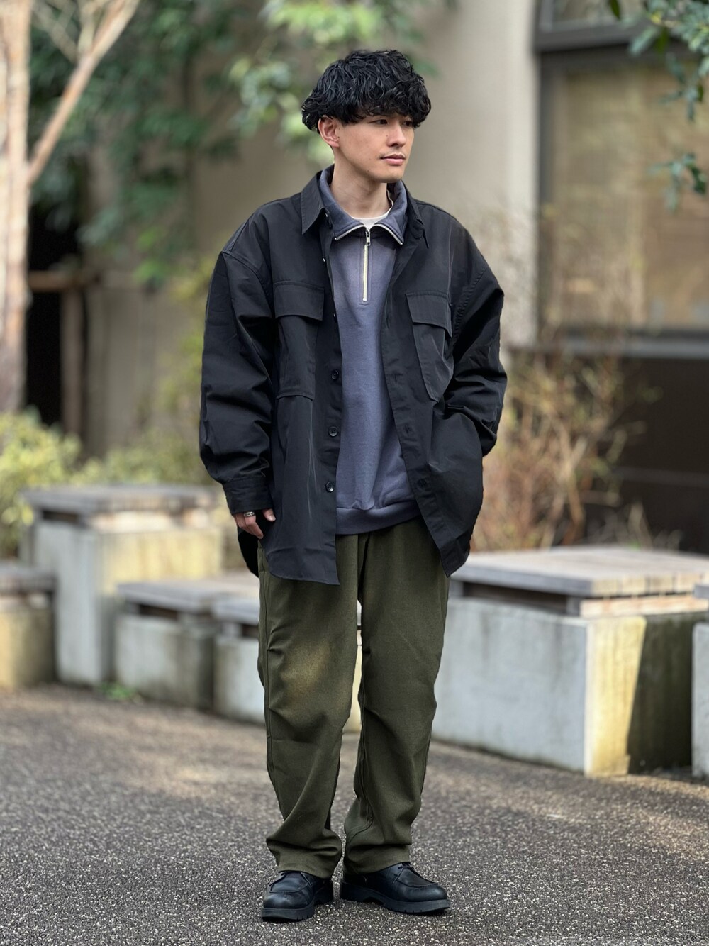 「似合うラボに行こう、serace、CPOジャケット、きれいめカジュアル、大人カジュアル、シンプルコーデ、レイヤードスタイル、レイヤード、プチプラ、カーゴパンツ、ハーフジップ、シャツスタイル、ストリート、春服みてみて、春コーデ」｜「SERACEの【SERACE】Long over military CPO shirt jacket / ロングオーバーミリタリーCPOシャツジャケット（ミリタリージャケット、ブラック系）」を使った、ゆっきーさん（骨格ウェーブ・メンズ・165cm）の春コーディネートの1枚目の写真