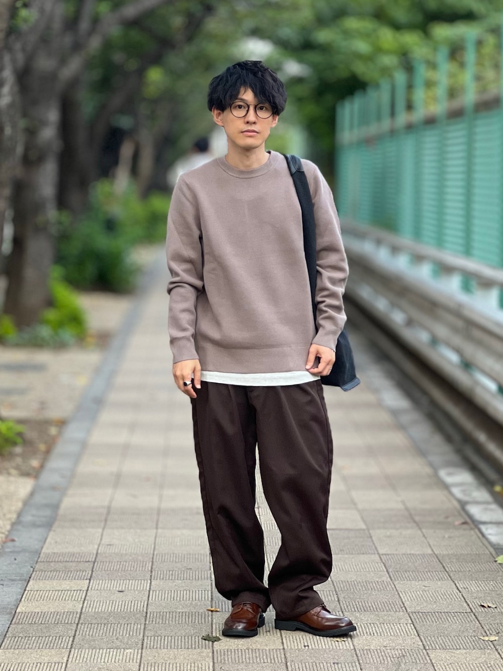「londonshoemake、PR、秋服まるっと大公開、秋コーデ、大人カジュアル、シンプルコーデ、きれいめカジュアル、厚底シューズ、トートバッグ、レイヤードスタイル、ブラウン、メガネ男子、スラックス、古着MIX、休日スタイル」｜「London Shoe MakeのWEB限定 本革 Uチップ レースアップ ドレスシューズ / London Shoe Make Oxford and Derby 9001（ドレスシューズ、ブラウン系）」を使った、ゆっきーさん（骨格ウェーブ・メンズ・165cm）の秋コーディネートの1枚目の写真