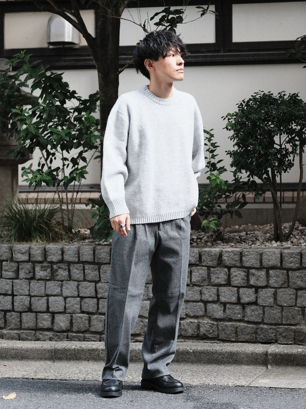 「molk、低身長、低身長コーデ、低身長男子、グレー、ワントーンコーデ、グレーコーデ、ニット、スラックス、秋服準備はじめました、秋コーデ、淡色コーデ、モノトーン、モノトーンコーデ、シンプルコーデ」｜「TOM WOODの＜TOM WOOD（トムウッド）＞ BLUEHAWK EYE C WOMENS/リング □□ ¨（リング、ブルー系）」を使った、ゆっきーさん（骨格ウェーブ・メンズ・165cm）の夏コーディネートの1枚目の写真