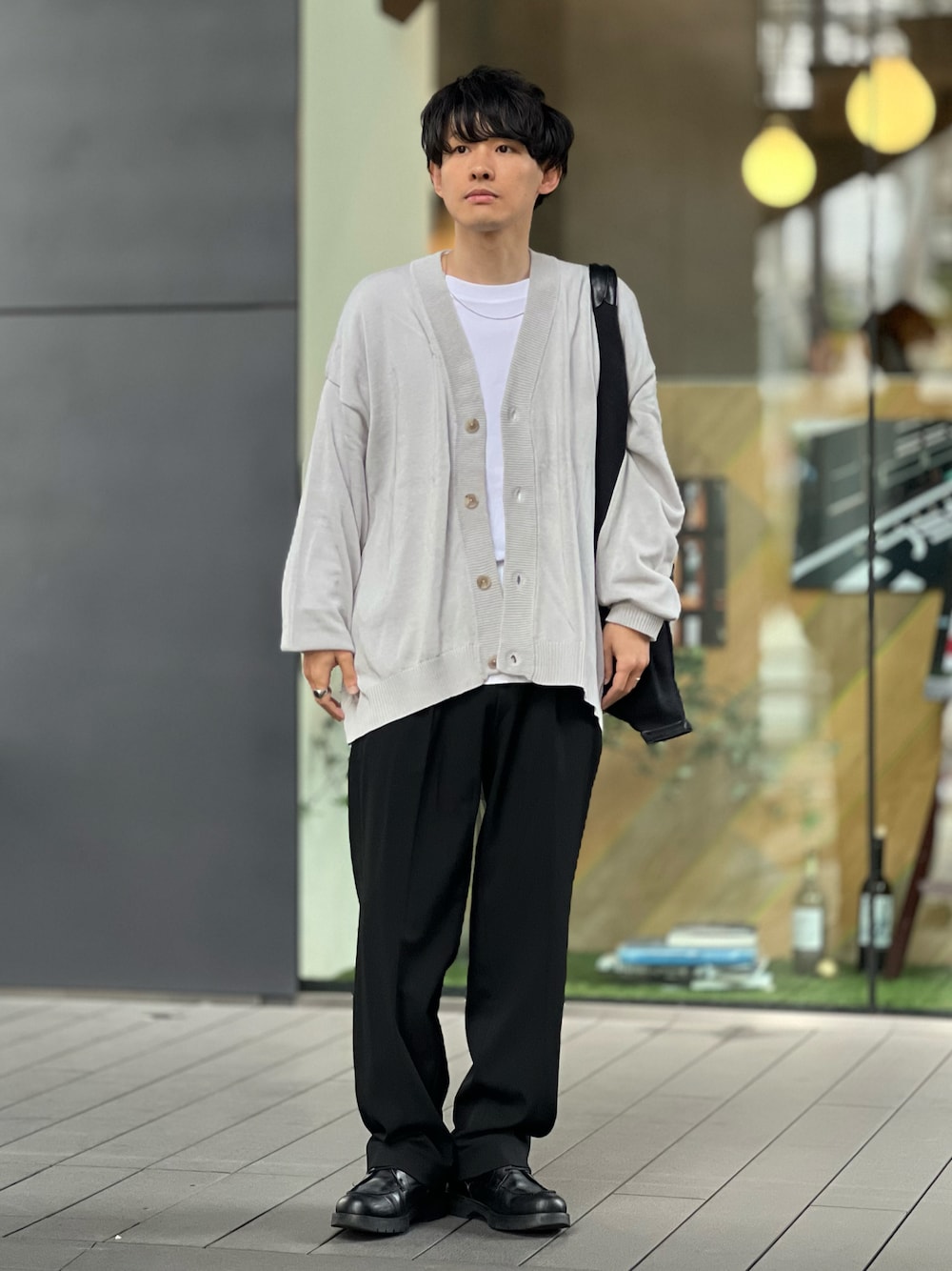 「シンプルコーデ、カーディガン、リネン、WEGO、ウィゴー(WEGO)、モノトーン、モノトーンコーデ、きれいめカジュアル、大人カジュアル、韓国ファッション、スラックス、モード、ロンT、春コーデ、レイヤードスタイル」｜「WEGOのWEGO/リネンライクルーズカーディガン（カーディガン/ボレロ、グレー系）」を使った、ゆっきーさん（骨格ウェーブ・メンズ・165cm）の春コーディネートの1枚目の写真