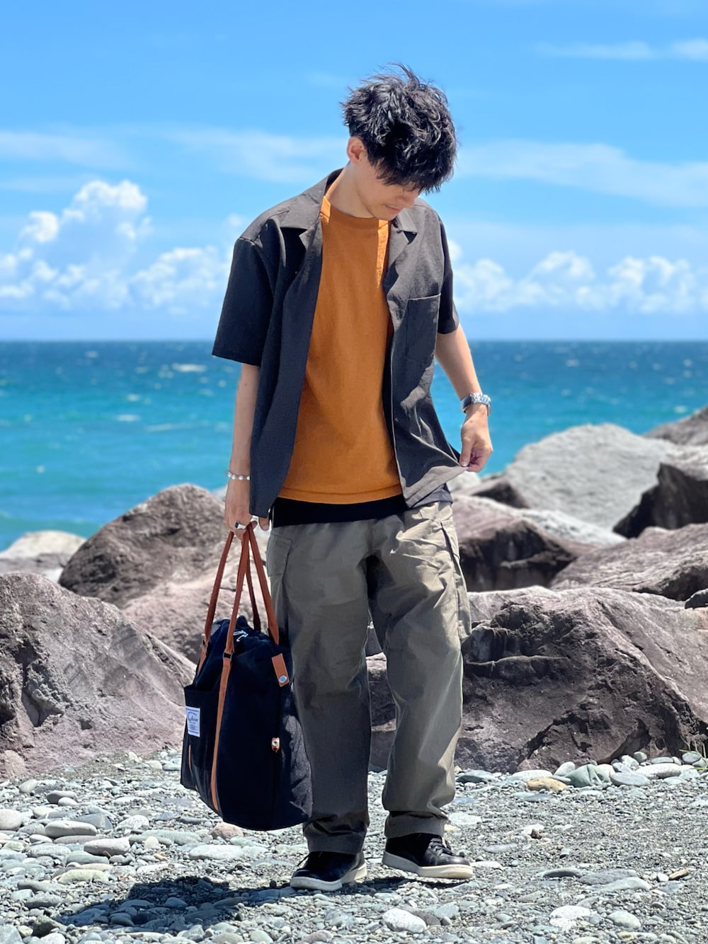 「きれいめカジュアル、大人カジュアル、カーゴパンツ、ボストンバッグ、プチプラ、シャツスタイル、ショルダーバッグ、スニーカー、ストリート、セットアップ、ラフスタイル、海、フェススタイル、低身長、休日スタイル」｜「floristの【2size展開】【軽量/ユニセックス】大容量キャンバスボストンバッグ/トラベルバッグ/ジムバッグ（ボストンバッグ、ブラック系）」を使った、ゆっきーさん（骨格ウェーブ・メンズ・165cm）の夏コーディネートの1枚目の写真