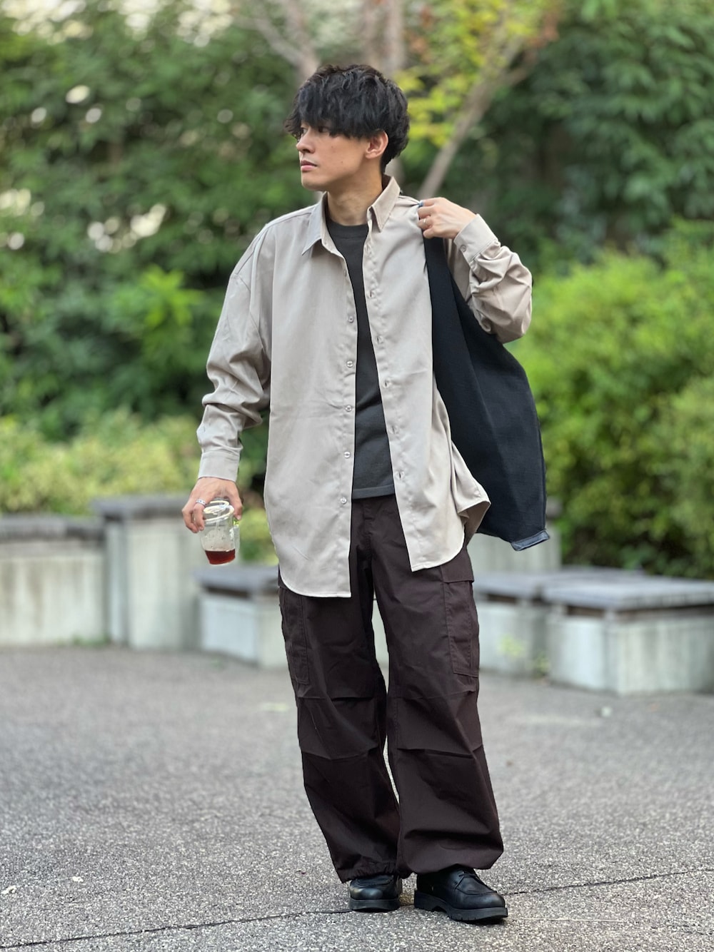 ベージュ系のシャツ/ブラウス、ブラック系のトートバッグ、ブラウン系のカーゴパンツを着用したメンズの秋コーディネートの1枚目の写真