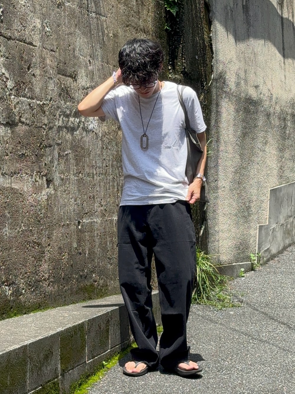 「夏服、夏コーデ、きれいめカジュアル、大人カジュアル、ラフスタイル、サンダル、低身長、低身長コーデ、シンプル、大人コーデ、休日コーデ、休日スタイル、Tシャツ、デニム、テーマパークコーデ」｜「BROOKS BROTHERSのアイテム（Tシャツ/カットソー、グレー系）」を使った、ゆっきーさん（骨格ウェーブ・メンズ・165cm）の夏コーディネートの1枚目の写真