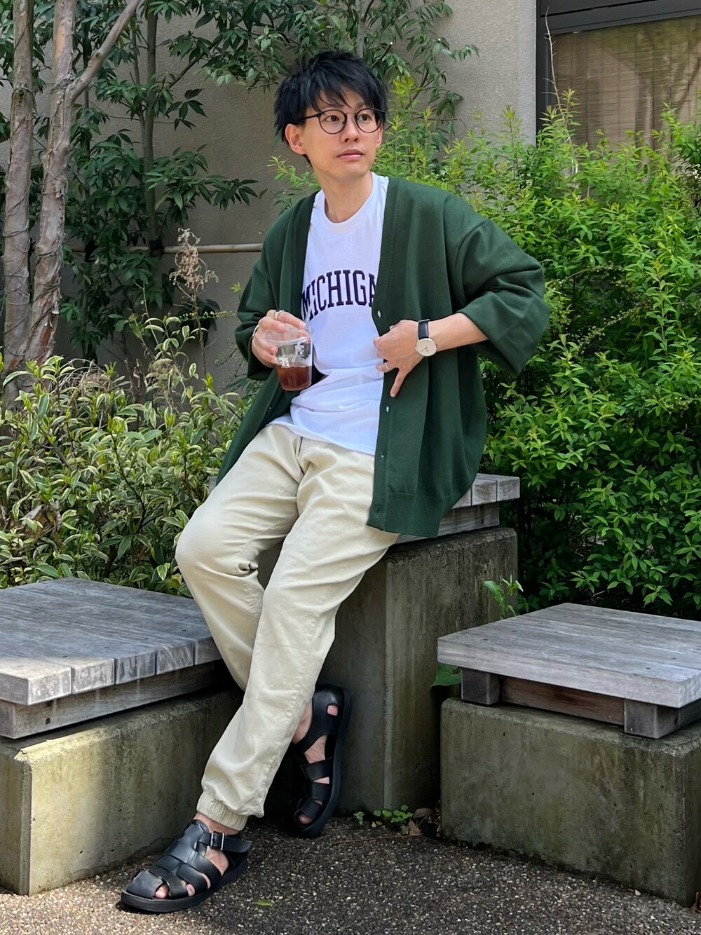 「グルカサンダル、30代、カラーパンツ、グリーン、ロゴT、プチプラ、春夏コーデ、カーディガン、休日スタイル、リラックススタイル、古着MIX、低身長男子、シンプルコーデ、オーバーサイズ、ごきげんウィーク」｜「ANGIEのGILDANカレッジロゴオーバーサイズTシャツ（半袖）（Tシャツ/カットソー、ホワイト系）」を使った、ゆっきーさん（メンズ・165cm）の春コーディネートの1枚目の写真