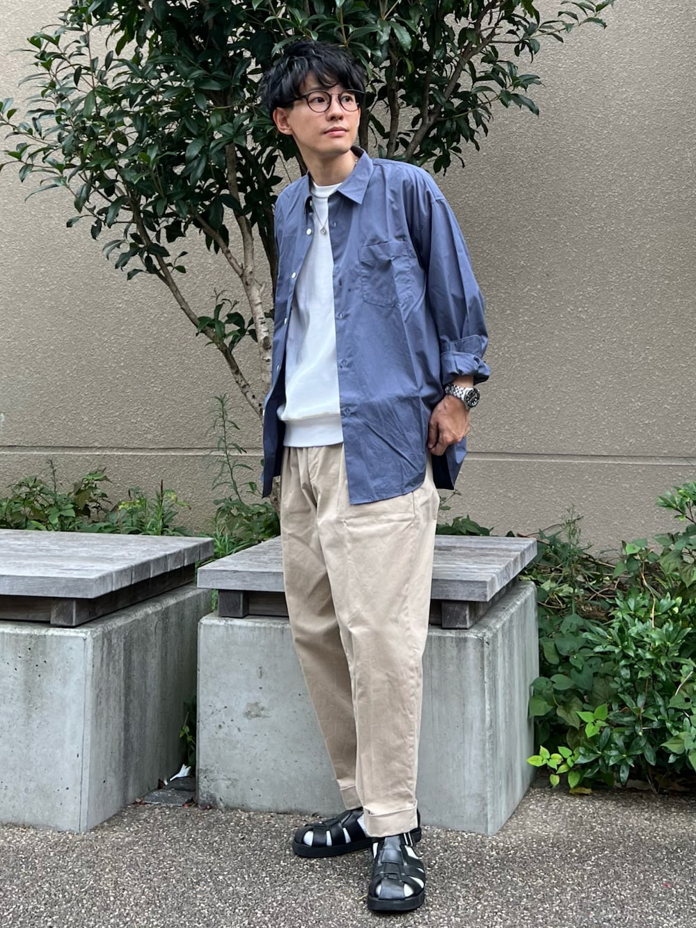 「大人カジュアル、きれいめカジュアル、グルカサンダル、チノパン、メガネ男子、白Tシャツ、シャツスタイル、秋服準備はじめました、休日スタイル、シンプルコーデ、低身長、30代、シャツコーデ、秋コーデ、アースカラー」｜「POLICEの【POLICE】ポリス ＜piccolo collection＞ TOKEN ネックレス（ネックレス、シルバー系）」を使った、ゆっきーさん（メンズ・165cm）の夏コーディネートの1枚目の写真