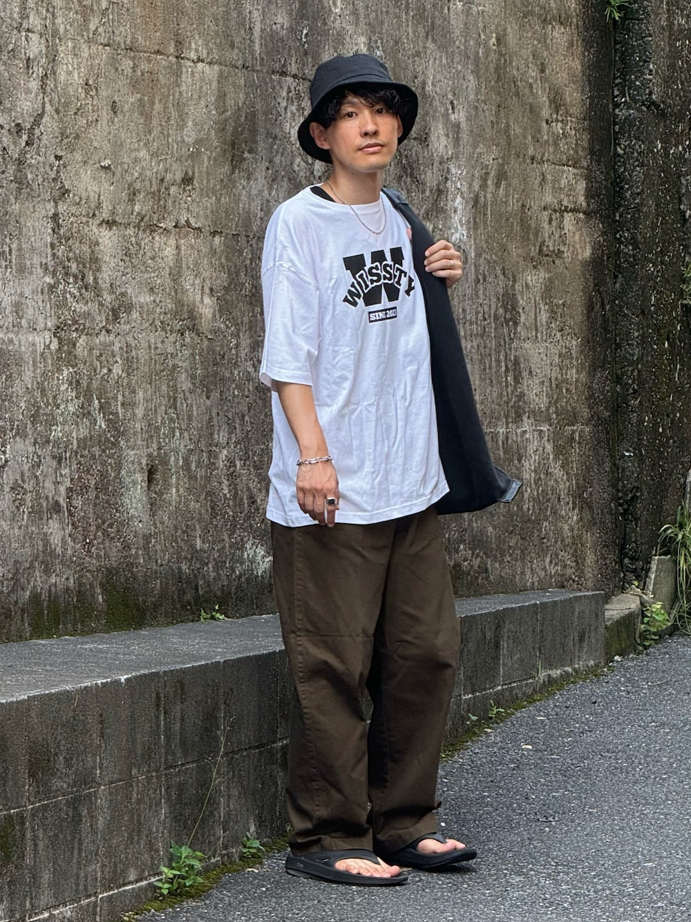 「夏コーデ、ロゴT、ストリート、トートバッグ、UNIQLO U、バケットハット、wissty、ウィスティー、低身長、低身長コーデ、シンプルコーデ、30代、40代、サンダル、プチプラ」｜「wisstyのwissty-ボーイ＆ガール・ロゴ-SSTEE（Tシャツ/カットソー、ホワイト系）」を使った、ゆっきーさん（骨格ウェーブ・メンズ・165cm）の夏コーディネートの1枚目の写真