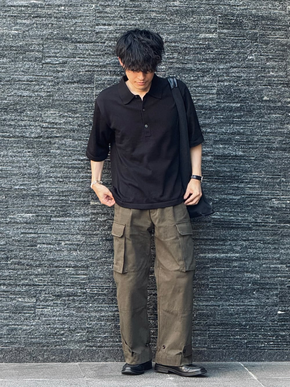 「夏コーデ、ニットポロ、ポロシャツ、カーゴパンツ、UNIQLO U、きれいめカジュアル、大人カジュアル、大人コーデ、シンプルコーデ、ローファー、clarks、低身長コーデ、シンプルスタイル、初夏コーデ、低身長」｜「BlemeのM-47 ミリタリー ワイドストレート カーゴパンツ（カーゴパンツ、グリーン系）」を使った、ゆっきーさん（骨格ウェーブ・メンズ・165cm）の春コーディネートの1枚目の写真