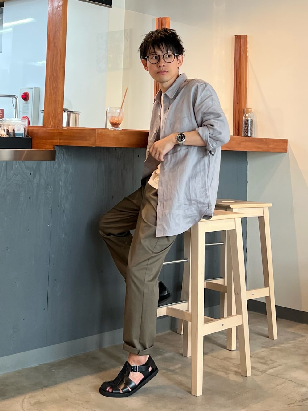 「春夏コーデ、プチプラ、シャツスタイル、大人コーデ、きれいめカジュアル、夏コーデ、グルカサンダル、チノパン、グリーン、カーキ、春コーデ、メガネ男子、リネンシャツ、カラーパンツ、低身長」｜「URBAN RESEARCH ROSSO MENの『XLサイズ』リネン七分袖シャツ（シャツ/ブラウス、グレー系）」を使った、ゆっきーさん（メンズ・165cm）の春コーディネートの1枚目の写真