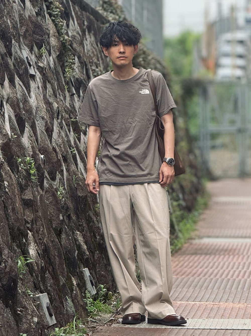 「ロゴT、フェススタイル、テーマパークコーデ、夏コーデ、THE NORTH FACE、スラックス、UNIQLO、プチプラ、プチプラコーデ、淡色コーデ、きれいめカジュアル、大人カジュアル、40代ファッション、30代コーデ、大人コーデ」｜「THE NORTH FACEの【THE NORTH FACE(ザ・ノースフェイス)】ワンポイント 半袖Tシャツ BASIC COTTON S/S R/TEE（Tシャツ/カットソー、グリーン系）」を使った、ゆっきーさん（骨格ウェーブ・メンズ・165cm）の夏コーディネートの1枚目の写真
