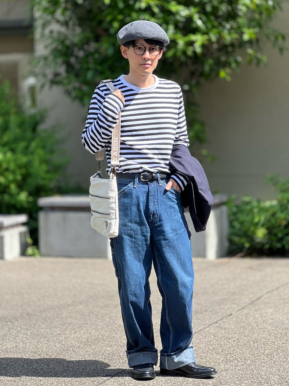 「夏コーデ、ボーダー、ボーダートップス、デニム、ショルダーバッグ、ペインターパンツ、ベレー帽、ベレー帽×メガネ、プチプラ、シンプルコーデ、休日スタイル、ロンT、ローファー、きれいめカジュアル、春夏コーデ」｜「14+の国産コットンリネンベレー帽（ハンチング/ベレー帽、グレー系）」を使った、ゆっきーさん（骨格ウェーブ・メンズ・165cm）の春コーディネートの1枚目の写真