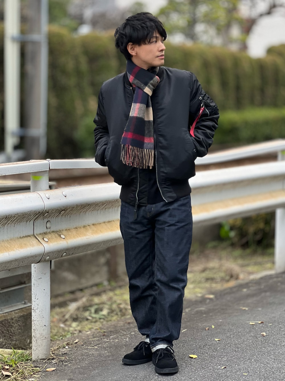 「デニム、ブーツ、MA-1、チェック、マフラーぐるぐる、クリスマスに着たい服、ダウンジャケット、レイヤードスタイル、マイベストコーデ2022、赤、休日スタイル、大人カジュアル、プチプラ、シンプルコーデ」｜「ALPHAのAlpha Industries/アルファインダストリーズ MA-1タイト フライトジャケット（日本スペック）リバーシブル（MA-1、ブラック系）」を使った、ゆっきーさん（骨格ウェーブ・メンズ・165cm）の冬コーディネートの1枚目の写真