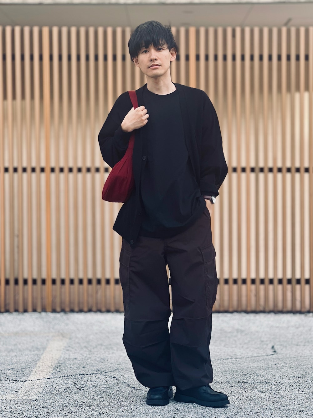 「SERACE、serace、セラス、カーディガン、カーゴパンツ、厚底シューズ、革靴、プチプラ、シンプルコーデ、休日スタイル、春夏コーデ、低身長、きれいめカジュアル、初夏コーデ、ゆるコーデ」｜「SERACEの【SERACE】Loose silhouette T-shirt / ルーズシルエットTシャツ（Tシャツ/カットソー、ブラック系）」を使った、ゆっきーさん（骨格ウェーブ・メンズ・165cm）の春コーディネートの1枚目の写真