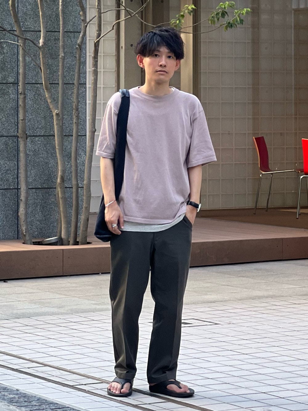「アツいコーデ全部見せ、トートバッグ、レイヤードスタイル、サンダル、夏コーデ、プチプラ、きれいめカジュアル、シンプルコーデ、低身長、シンプル、スラックス、カラー×コーデ、カーゴパンツ、休日スタイル、アースカラー」｜「nordgreenのNative - ホワイトダイヤル ブラックレザーストラップ（アナログ腕時計、シルバー系）」を使った、ゆっきーさん（骨格ウェーブ・メンズ・165cm）の夏コーディネートの1枚目の写真