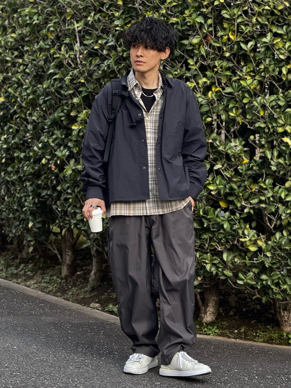 「春のおしゃ見えテクニック、春アウター、春コーデ、春色、シャツアウター、シャツスタイル、スポーツミックス、アウトドアスタイル、スポーツmix、きれいめカジュアル、大人カジュアル、低身長、シンプルコーデ、レイヤードスタイル、休日スタイル」｜「WEXLEYのSHELDRAKE CORDURA BALLISTIC BLACK（バックパック/リュック、ブラック系）」を使った、ゆっきーさん（骨格ウェーブ・メンズ・165cm）の春コーディネートの1枚目の写真