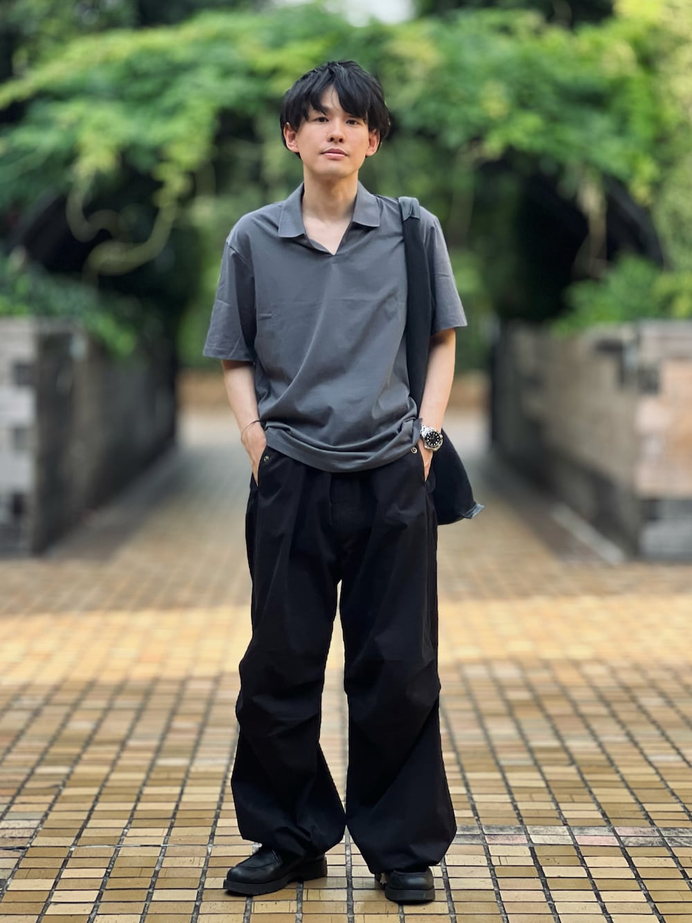 「EDWIN、エドウィン、カーゴパンツ、夏コーデ、シンプルコーデ、モノトーン、モノトーンコーデ、スキッパーシャツ、厚底シューズ、トートバッグ、休日スタイル、プチプラ、ポロシャツ、低身長、ラフコーデ」｜「EDWINの【WEB限定】EDWIN STEPMARK スノーワイドオーバーパンツ（カーゴパンツ、ブラック系）」を使った、ゆっきーさん（骨格ウェーブ・メンズ・165cm）の夏コーディネートの1枚目の写真