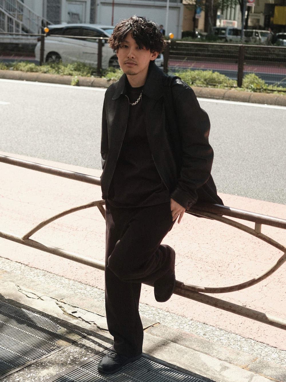 「最近のいい感じコーデ、きれいめカジュアル、大人カジュアル、レイヤードスタイル、スウェットパンツ、UNIQLO、プチプラ、モノトーン、モノトーンコーデ、30代コーデ、30代、40代ファッション、40代、低身長、低身長コーデ」｜「YOKEのアイテム（ジャケット/アウター、ブラック系）」を使った、ゆっきーさん（骨格ウェーブ・メンズ・165cm）の春コーディネートの1枚目の写真