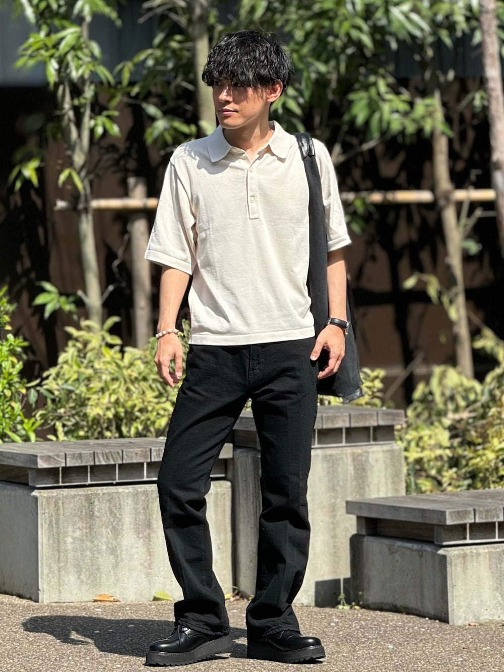「シンプルコーデ、シンプル、シンプルスタイル、モノトーン、モノトーンコーデ、フレアパンツ、フレアデニム、デニム、jieda、低身長、きれいめカジュアル、大人カジュアル、休日スタイル、ポロシャツ、お出かけコーデ」｜「JiedaのOW FLARE DENIM PANTS（デニムパンツ、ブラック系）」を使った、ゆっきーさん（骨格ウェーブ・メンズ・165cm）の春コーディネートの1枚目の写真
