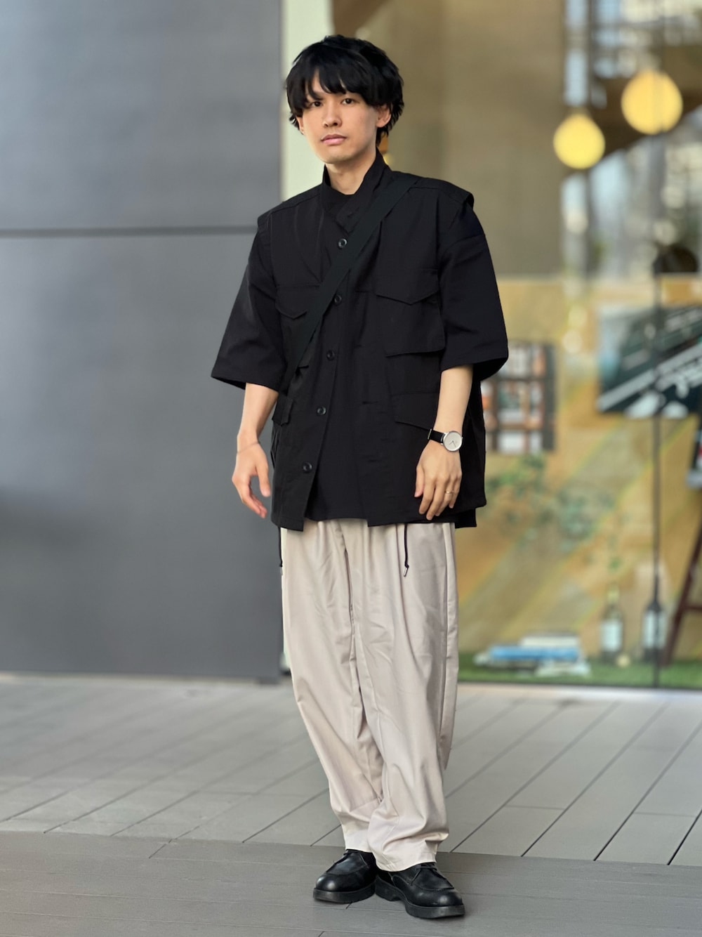 「serace、GU、プチプラ、モノトーン、モノトーンコーデ、夏コーデ、レイヤードスタイル、ベスト、Tシャツ、スラックス、シンプルコーデ、休日スタイル、大人カジュアル、きれいめカジュアル、低身長」｜「SERACEの【SERACE】Loose silhouette T-shirt / ルーズシルエットTシャツ（Tシャツ/カットソー、ブラック系）」を使った、ゆっきーさん（骨格ウェーブ・メンズ・165cm）の春コーディネートの1枚目の写真
