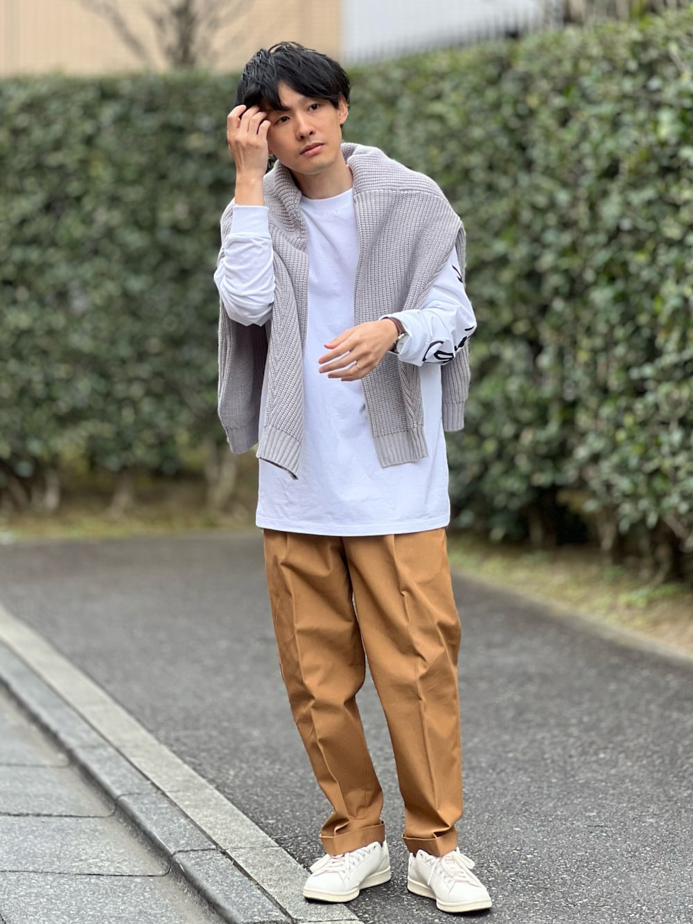 「春服デビュー宣言、agnes b.、カーディガン、肩掛けカーデ、肩掛け、シンプルコーデ、きれいめカジュアル、ロンT、ロゴT、カラーパンツ、プチプラ、スラックス、休日スタイル、春服みてみて、低身長」｜「agnes b.のWEB限定 SBX7 TS CHRISTOF Tシャツ（Tシャツ/カットソー、ホワイト系）」を使った、ゆっきーさん（骨格ウェーブ・メンズ・165cm）の春コーディネートの1枚目の写真