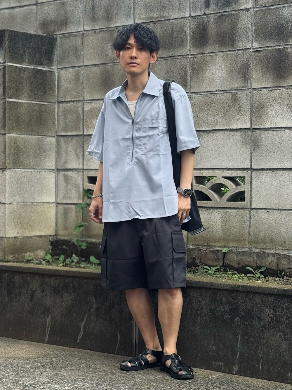 「夏コーデ、シンプル、シンプルスタイル、ショートパンツ、レイヤードスタイル、タンクトップ、ハーフジップ、きれいめカジュアル、大人カジュアル、大人コーデ、30代、40代、低身長コーデ、低身長、RHYTHR」｜「rhythrのアイテム（シャツ/ブラウス、ブルー系）」を使った、ゆっきーさん（骨格ウェーブ・メンズ・165cm）の夏コーディネートの1枚目の写真