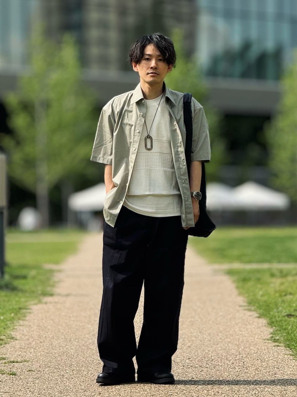 「レイヤードスタイル、夏コーデ、シャツ好き集まれ、低身長コーデ、低身長、半袖、羽織り、大人カジュアル、ラフ、ラフコーデ、きれいめカジュアル、休日スタイル、大人コーデ、プチプラ、夏だ！Tシャツ着よう！」｜「ikkaのニットコンビポンチTシャツ（Tシャツ/カットソー、ベージュ系）」を使った、ゆっきーさん（骨格ウェーブ・メンズ・165cm）の夏コーディネートの1枚目の写真