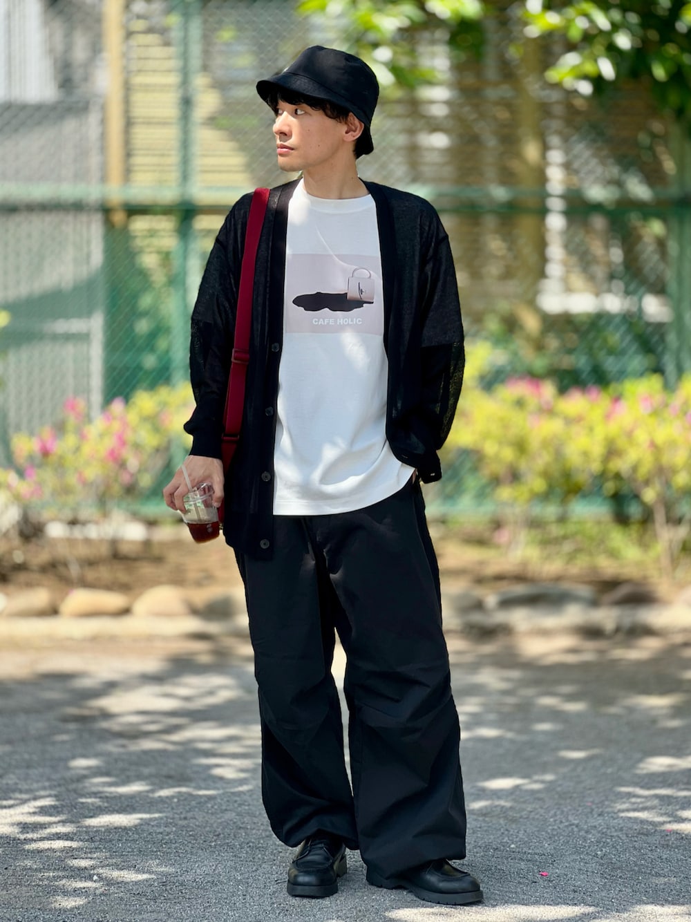 「シアートップス、Tシャツ、cafeholic、Junred、低身長、カーゴパンツ、休日スタイル、シンプルコーデ、韓国ファッション、プチプラ、ショルダーバッグ、ストリート、ミニバッグ、厚底シューズ、お出かけコーデ」｜「JUNREDのMr.SZK × JUNRed / カフェホリックプリントTシャツ - cafe holic -（Tシャツ/カットソー、ホワイト系）」を使った、ゆっきーさん（骨格ウェーブ・メンズ・165cm）の夏コーディネートの1枚目の写真